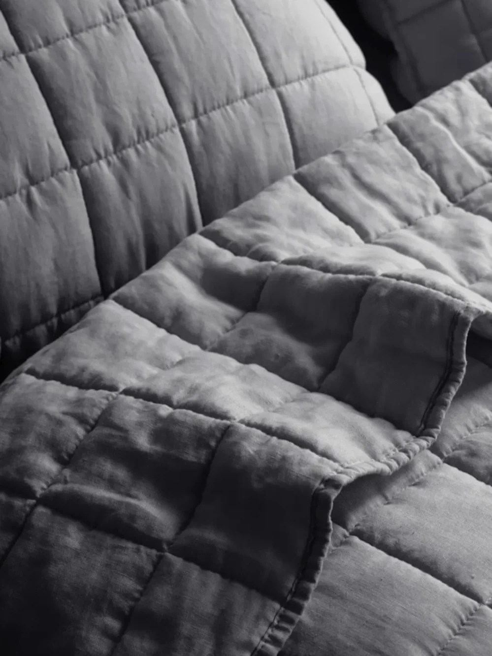 Quince European Linen Box Quilt Charcoal Full/Queen